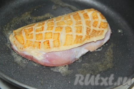 Убавить огонь до среднего и жарить филе утки со всех сторон до золотистого цвета, периодически переворачивая.
