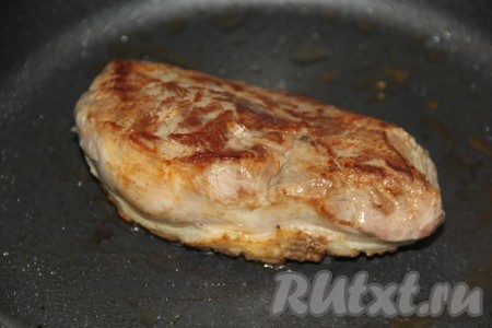 Обжарить грудку с двух сторон на сильном огне до золотистого цвета (обычно на это требуется 3-5 минут).
