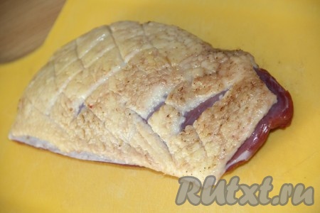 Грудку отделить от утки, кожу не снимать, удалить плёночки и жилки. На коже острым ножом сделать надрезы в виде квадратиков, не дорезая до мяса.
