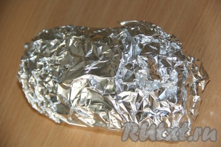 Завернуть утиную грудку в фольгу и поместить в разогретую духовку.
