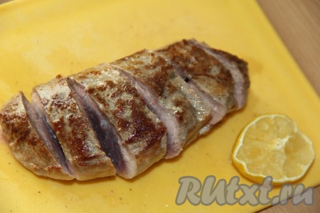 Грудку переложить на разделочную доску и разрезать в виде гармошки (не дорезая до конца). Полить мясо лимонным соком.&nbsp;
