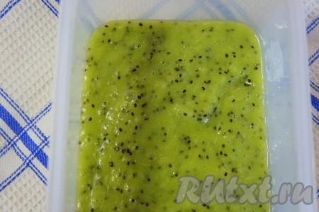 Пюрировать киви с использованием блендера и выложить пюре в пластиковый контейнер.