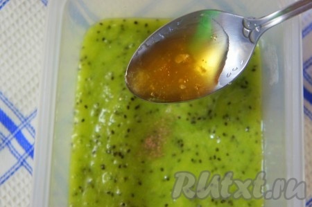 Добавить к фруктовому пюре ванилин, мускатный орех и мёд, перемешать.