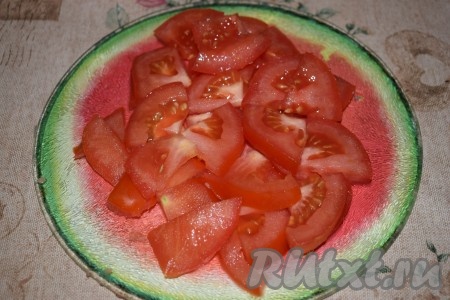 Шампиньоны очищаем от кожицы и нарезаем на пластины. Помидоры режем на полукружочки (или четвертинки). Если помидоры маленькие, то режем кружочками.
