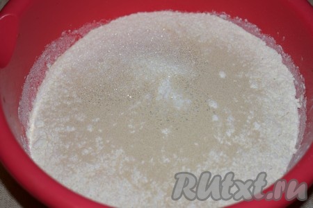 Замесим тесто для нашей новогодней пиццы, для этого муку насыпаем в глубокую миску, добавляем к ней соль, сахар и сухие дрожжи, хорошо перемешиваем.