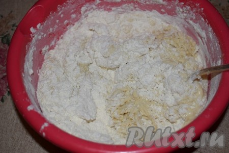 Начинаем замешивать тесто сначала при помощи ложки, а затем вымешиваем руками. Тесто легко и быстро скатывается в шар.