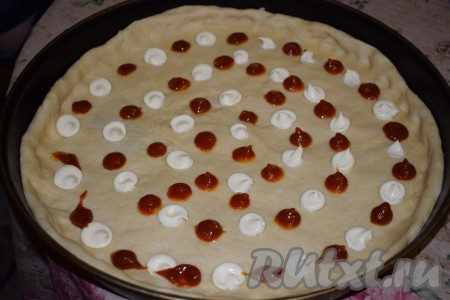 Распределяем майонез и кетчуп по всему тесту.