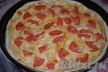 Размазываем кетчуп с майонезом ложкой, а сверху кладём нарезанные помидоры.
