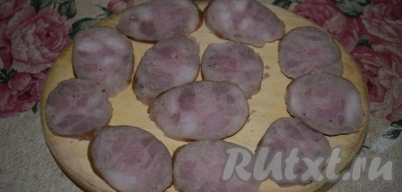 Подготовим украшение для нашей пиццы-часов. Колбасу нарезаем на 12 кружочков - они будут служить циферблатом.
