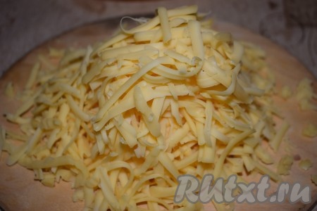 Сыр натираем на крупной тёрке.
