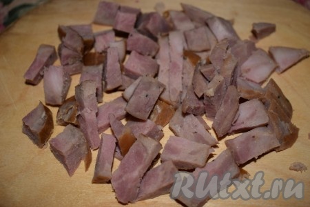 Колбасу нарезаем кубиками (или полосками).
