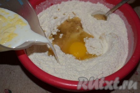 Молоко со сливочным маслом отправляем в микроволновку и доводим до тёплого состояния (температура молочно-масляной смеси не должна быть горячее 40 градусов). К мучной смеси добавляем яйцо, вливаем растительное масло и молочно-масляную смесь.