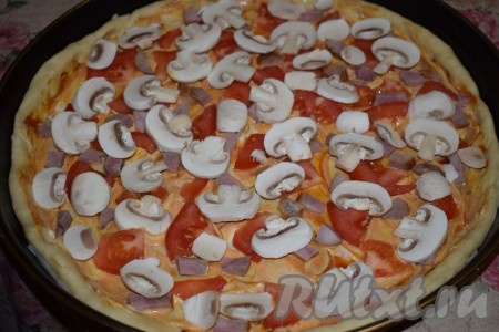 Далее раскладываем колбасу, которую мы будем использовать для начинки, нарезанную кубиками (или полосками), и пластины шампиньонов, посыпаем итальянскими травами.