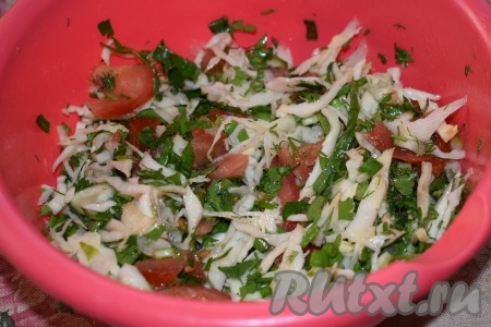 К капусте кладём нарезанные зелень, зелёный лук, огурец и помидор, солим, добавляем уксус, 1 столовую ложку растительного масла, щепотку сахара, тщательно перемешиваем.