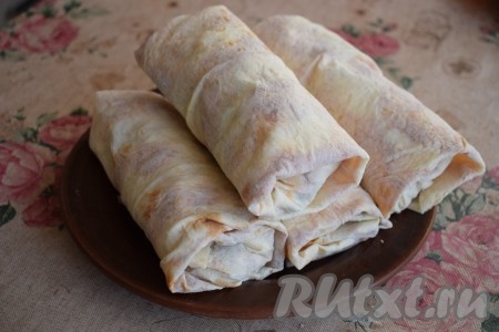 Начиная с верхнего подвёрнутого края, сворачиваем шаурму в трубочку. Таким образом подготавливаем всю шаурму (у нас получится 4 шаурмы с индейкой).