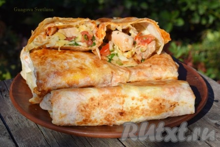 Румяную, аппетитную и такую ароматную шаурму из индейки, приготовленную в домашних условиях, снимаем со сковороды и подаём к столу. Она получается вкусной, сочной, с хрустящей корочкой!
