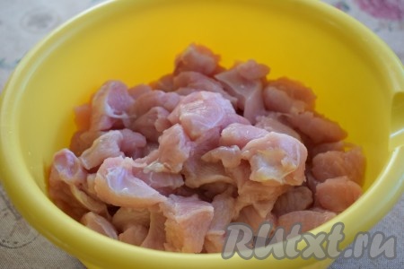 Нарежем филе индейки на маленькие кусочки и сложим в миску.

