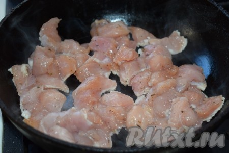 Разогреваем сковороду. Выкладываем филе индейки на сухую сковороду без масла (масло у нас есть в маринаде) и обжариваем на среднем огне, примерно, 10 минут (до готовности), постоянно помешивая.
