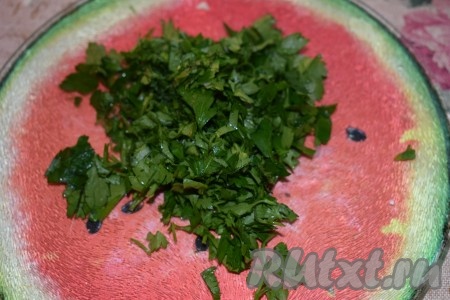 Нарезаем зелёный лук и зелень мелко.
