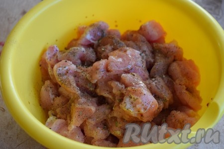 К кусочкам индейки добавим соль, любимые вами специи, соевый соус и 1 столовую ложку растительного масла, перемешаем и оставим филе постоять при комнатной температуре, пока мы будем подготавливать овощи.
