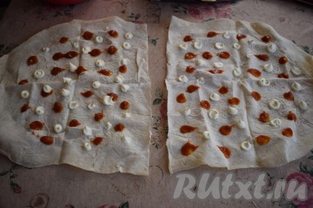 Каждый лист лаваша разделяем на 2 равные половины. Кладём на каждую половину по 1,5 столовые ложки кетчупа и майонеза.
