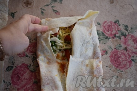 И далее аккуратно начинаем сворачивать нашу домашнюю шаурму. Сначала подгибаем края по бокам, а затем подгибаем верхний край.
