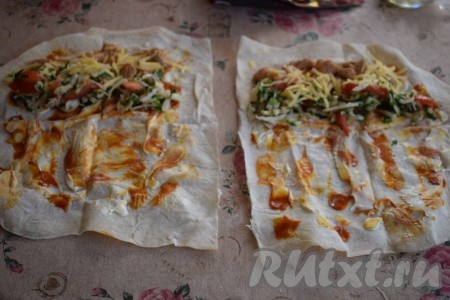 Далее овощи и индейку посыпаем 1/4 частью натёртого на крупной тёрке сыра.
