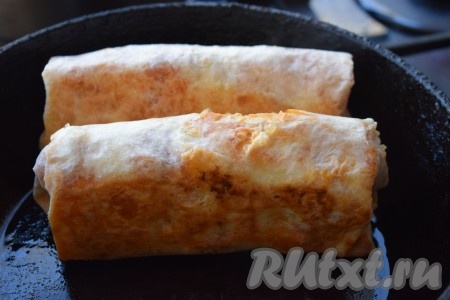 Не забываем подрумянить шаурму с бочков.
