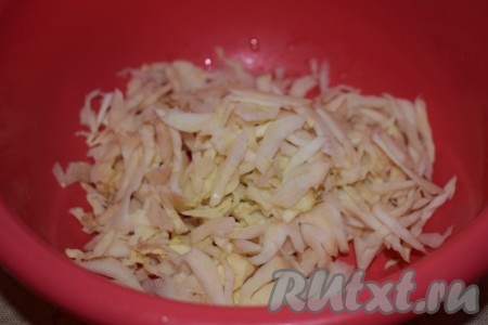 Свежую капусту шинкуем тонко и отправляем в отдельную чашу.
