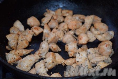 Затем добавляем 2 столовые ложки воды, совсем чуть-чуть протушиваем наше филе, выключаем огонь и даём немного остыть.
