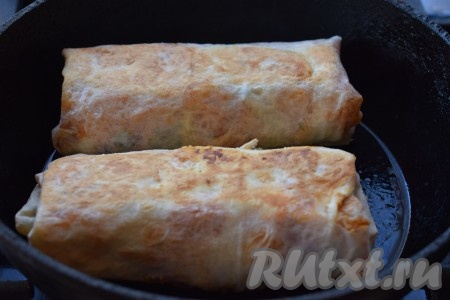 Далее на разогретую сковороду наливаем 1 столовую ложку растительного масла. Выкладываем шаурму из лаваша и индейки, обжариваем со всех сторон до красивой румяной корочки (на это понадобится 5-6 минут).
