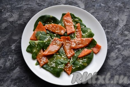 Тщательно, до однородности, заправку перемешать и полить ею салат. Сверху салатик немного посолить и посыпать кунжутом.
