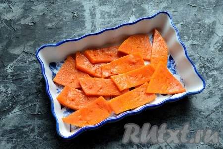 Разместить ломти тыквы в один слой в небольшую форму для запекания, сбрызнуть 1 чайной ложкой оливкового масла и немного посолить. Запечь тыкву, накрыв форму фольгой, в разогретой духовке при температуре 180 градусов около 30 минут (если запечённая тыква легко прокалывается зубочисткой - готова, можно доставать из духовки). Дать тыкве немного остыть.