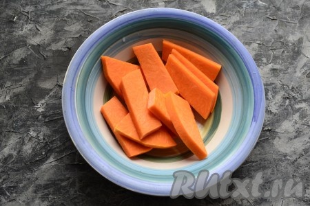 150-170 грамм тыквы, предварительно очищенной и от кожуры, и от семян, нарезать крупными ломтями.
