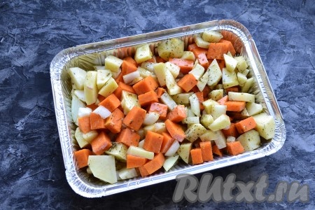 Овощи тщательно перемешать и выложить в подходящую форму для запекания.