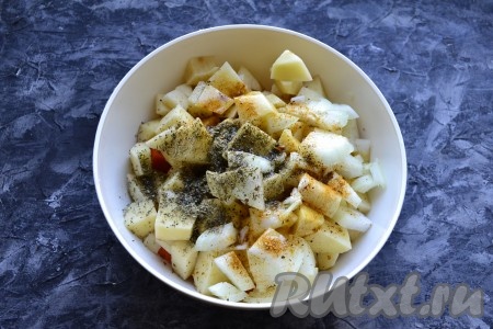 Нарезанные овощи посолить, поперчить, всыпать приправу для овощей и хмели-сунели, влить растительное масло.