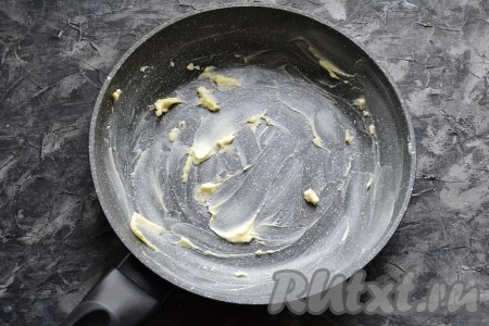 Холодную сковороду (и дно, и бока) диаметром 20-22 см тщательно смазать сливочным маслом.
