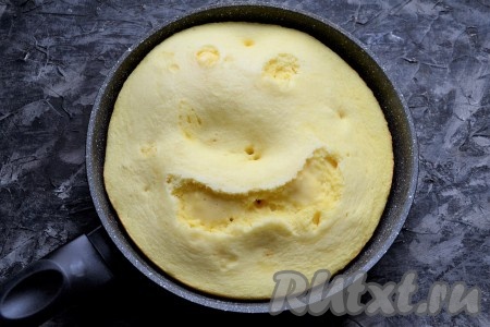 Накрыть сковороду крышкой и поместить её на минимальный огонь. Готовить шарлотку с яблоками около 15 минут, верх пирога должен стать практически сухим.