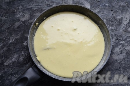 Залить яблоки подготовленным тестом.
