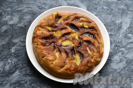 Переложить шарлотку с яблоками со сковороды на решётку (или тарелку), дать остыть.