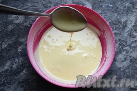 Снова взбить на небольшой скорости миксера до однородности. Тесто получается не густым, похожим на сгущённое молоко.
