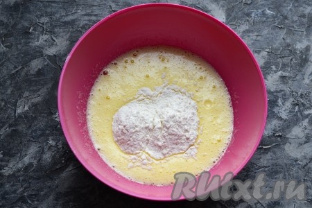 Взбить смесь яиц и сахара миксером в течение 3-4 минут (до светлой и пышной массы), всыпать муку с разрыхлителем.
