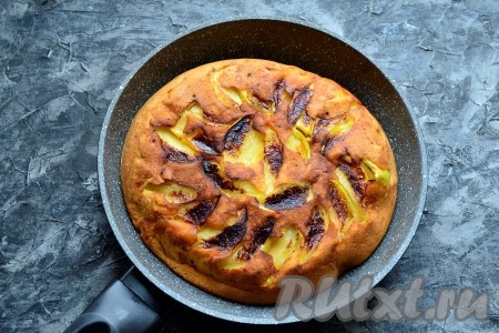 Аккуратно, с помощью двух лопаток, шарлотку перевернуть, накрыть сковороду крышкой и готовить её далее также на минимальном огне ещё минут 10.