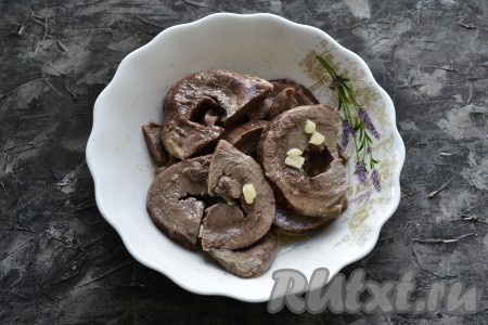 В получившийся маринад поместить ломти сердца, перемешать. Накрыть миску плёнкой и поставить её в холодильник на 4-5 часов. Несколько раз в течение этого времени ломти свиного сердца нужно перемешать.
