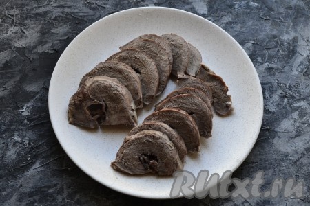 Нарезать сердце средними ломтиками (если есть внутри кровь - уберите её).