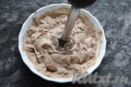 Далее погружным блендером измельчить шоколадно-творожную массу до однородного состояния.
