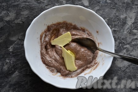 Сметану с какао и сахаром перемешать с помощью столовой ложки до однородности. В получившуюся шоколадную смесь добавить размягчённое сливочное масло.
