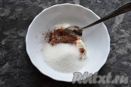 Достать заранее сливочное масло из холодильника, чтобы оно полежало при комнатной температуре и стало достаточно мягким. Сметану, сахар и какао-порошок поместить в миску.
