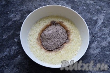 Добавить смесь муки и какао в яичную массу.
