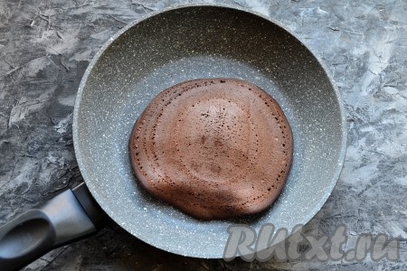 С другой стороны жарить панкейк около 40-60 секунд. Готовый панкейк переложить на тарелку. Аналогично пожарить панкейки из оставшегося теста, складывая их стопочкой на тарелку.
